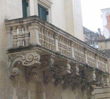 Lecce - particolare della facciata di un balcone