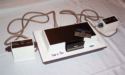 Una Magnavox Odyssey, prima console uscita sul mercato, autografata da Ralph Baer