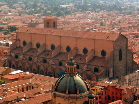La Basilica di San Petronio vista dalla Torre degli Asinelli La Basilica di San Petronio vista dalla Torre degli Asinelli
